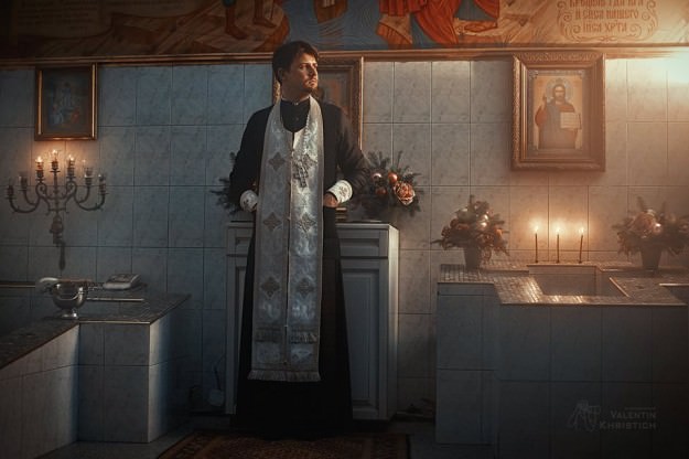 Священник в церкви