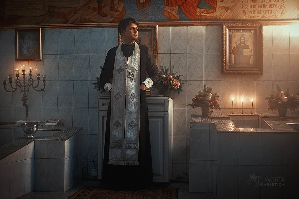 Священник в церкви